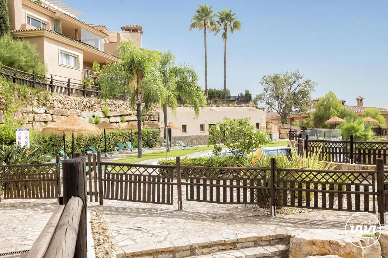 Vivi Homes - Valery Pool, Terrace & Padel 오옌 아파트