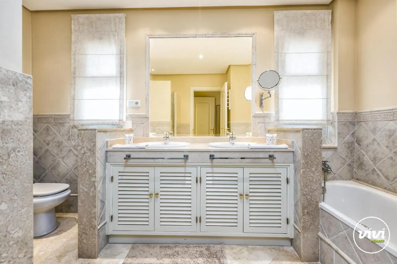 아파트 Vivi Homes - Valery Pool, Terrace & Padel 오옌